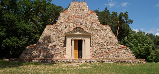 Pyramide im Schlosspark Garzau